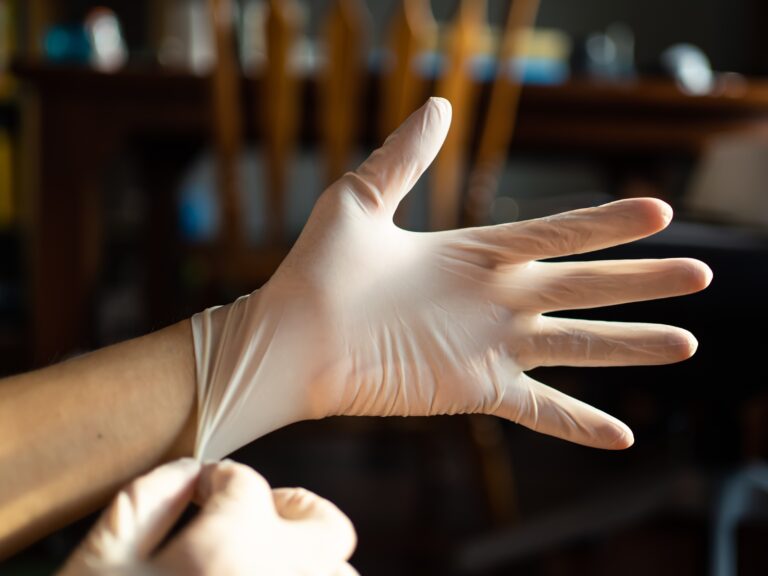 Winylowe, nitrylowe czy lateksowe? Jak dobrać rękawice do rodzaju wykonywanej pracy